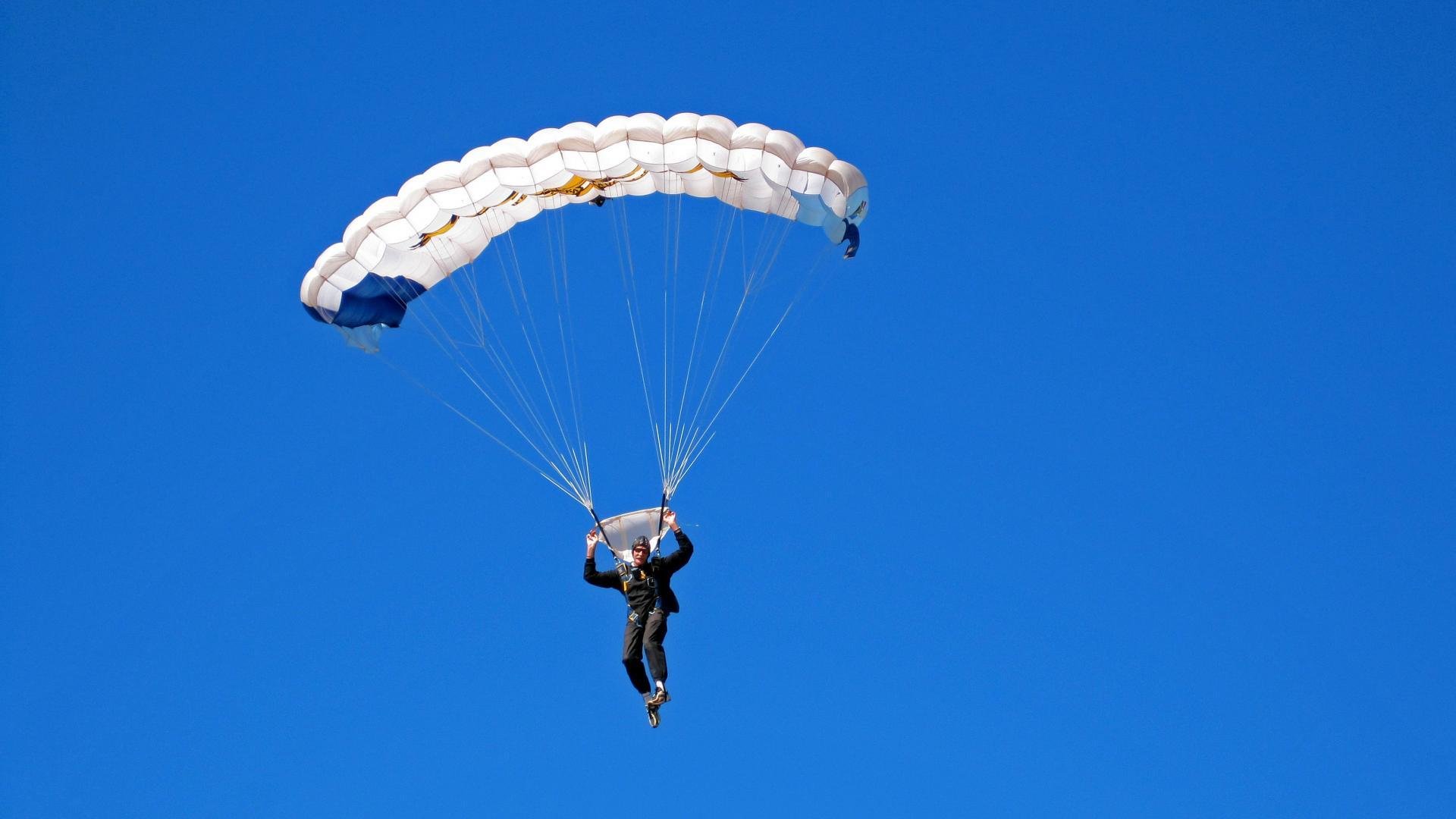 _城市夜跑狂欢：灯火辉煌中的运动盛宴_，夜跑文案城市很空
